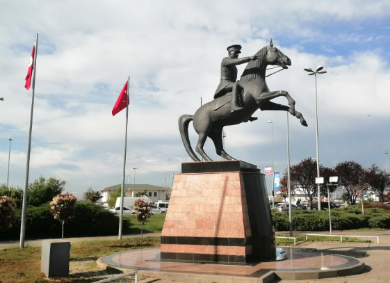 Pendik Sahil Tören Alanı (Atatürk Anıtı)